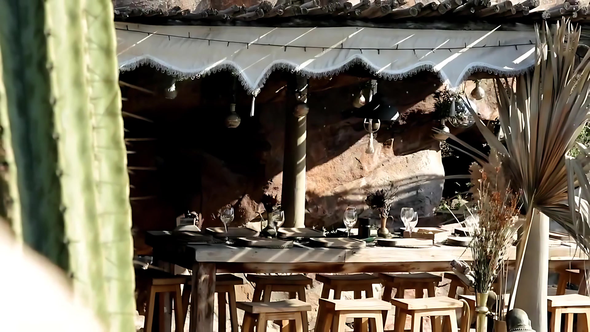Seekos, slaaie en brood op 'n lang houttafel in die tuin